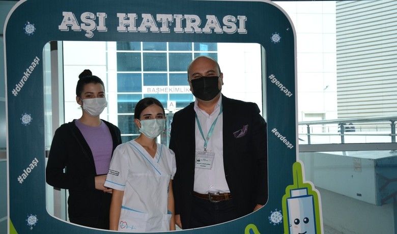 Gençlerden önce aşı, sonra ’aşı hatırası’
 - Samsun Bafra Devlet Hastanesi’nde “Haydi Gençler Aşıya” sloganı ile başlatılan aşı uygulamasına gençler yoğun ilgi gösterdi.