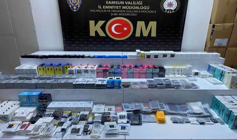 Samsun’da 925 kaçaktelefon aksesuarına el konuldu - Samsun’da kaçakçılık polisi tarafından bir iş yerine yapılan baskında 925 adet kaçak cep telefonu aksesuarı ele geçirildi.