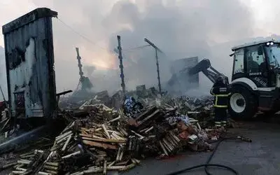 Seyir halindeki tırın dorsesi alev alev yandı

