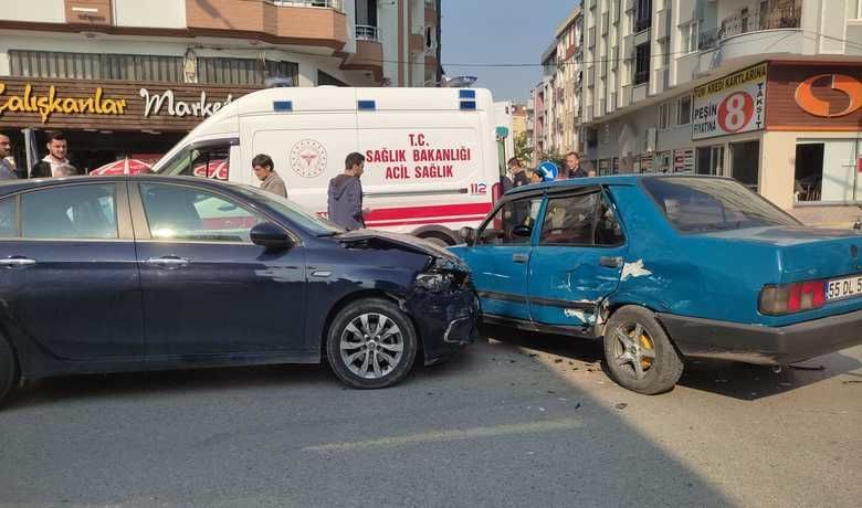 Cumhuriyet Ortaokulu Kavşağında Trafik Kazası - Samsun'un Bafra ilçesinde meydana gelen trafik kazasında sola dönmek isteyen otomobile aynı istikamette giden başka bir otomobil çarptı.