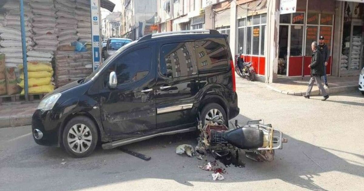 Motosiklet minivana çarptı: 1 yaralı