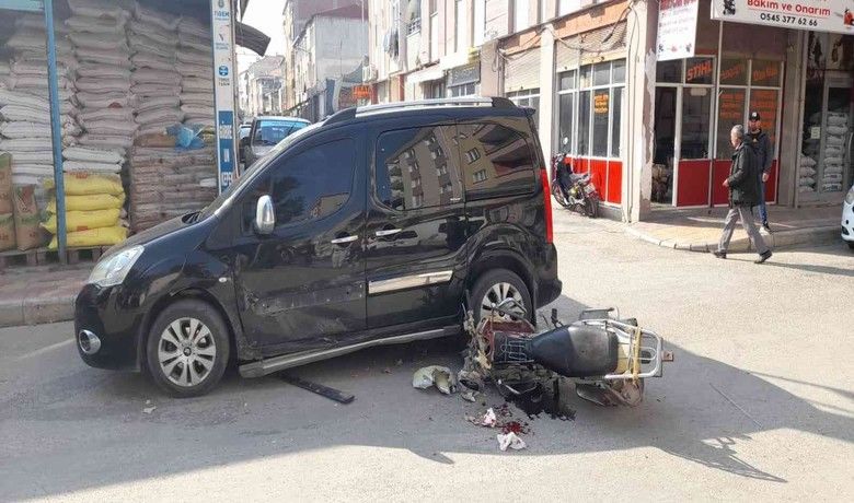 Hafif ticari araçla motosiklet çarpıştı: 1 yaralı