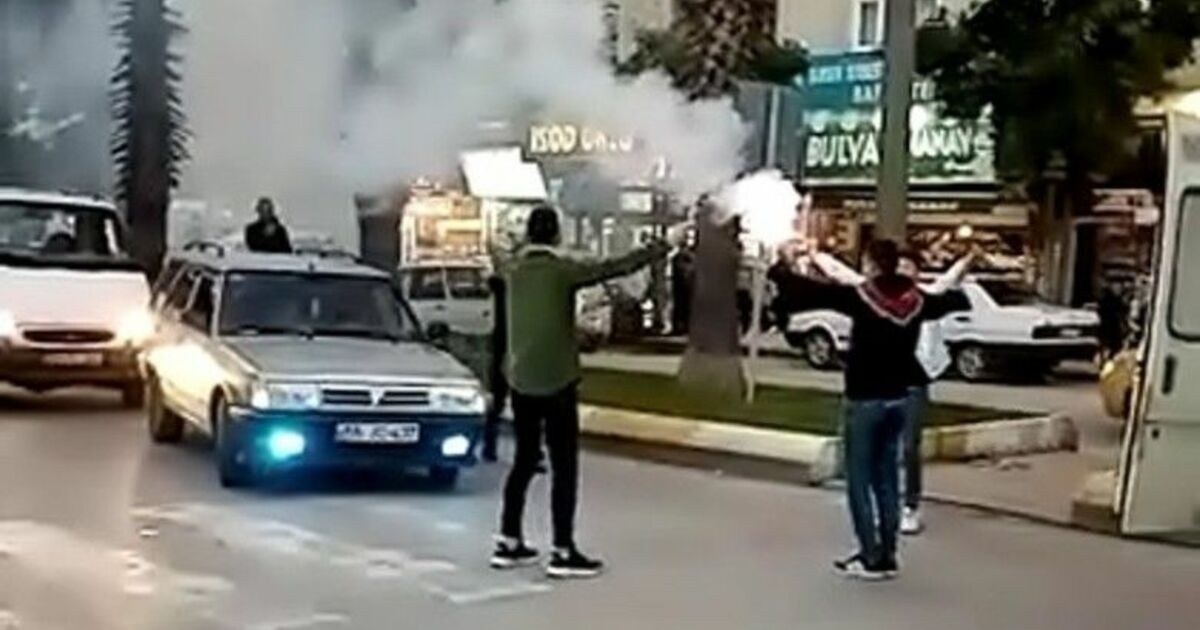 Yolu kapatıp oynadılar, cezadan kurtulamadılar