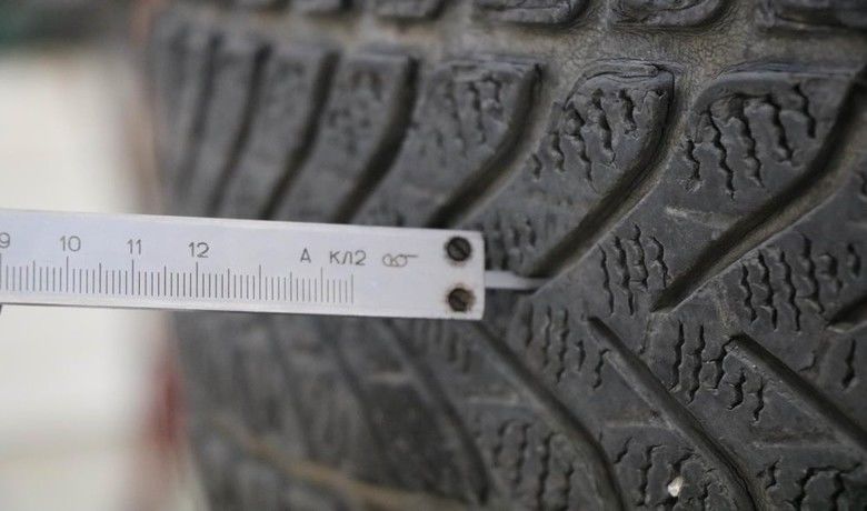 Patinaj zinciri bulunması veya kullanılmasıkış lastiği zorunluluğunu ortadan kaldırmıyor - Türkiye Şoförler ve Otomobilciler Federasyonu (TŞOF) Başkanı Fevzi Apaydın, patinaj zinciri bulunması veya kullanılmasının kış lastiği takma zorunluluğunu ortadan kaldırmadığını, 2 yolcu ve eşya taşımalarında kullanılan araçlar için 1 Aralık’tan itibaren kış lastiği takılmasının zorunlu olduğunu söyledi.