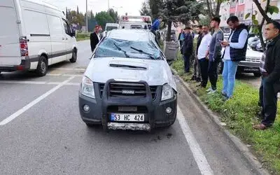 Kontrolden çıkan kamyonet karşı şeride geçip takla attı: 2 yaralı
