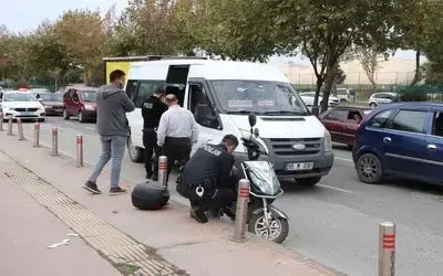 Yolcu kapıyı açtı, motosikletli çarptı: 1 yaralı
