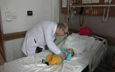 Doktordan makatı tıkalı olarak doğan bebeğe ince ameliyat
