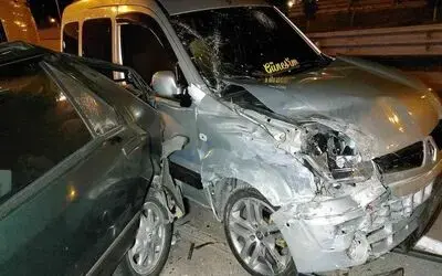 Kapısı açılan otomobil kazaya sebep oldu: 7 yaralı
