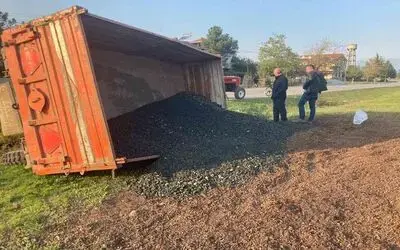 Traktörün devrilen römorku çöp konteynerlerine çarptı: 1 yaralı
