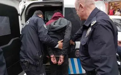 Polis bıçakla rehin alınan karı-kocayı saldırganın bileğini ısırarak kurtardı
