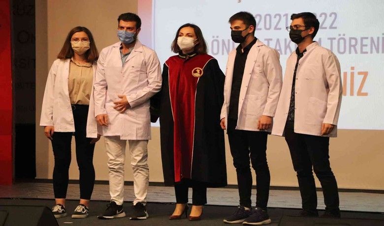 OMÜ’de 103 diş hekimliğiöğrencisi beyaz önlük giydi - Ondokuz Mayıs Üniversitesi (OMÜ) Diş Hekimliği Fakültesine bu yıl başlayan 1. sınıf öğrencileri törenle beyaz önlüklerini giydi.