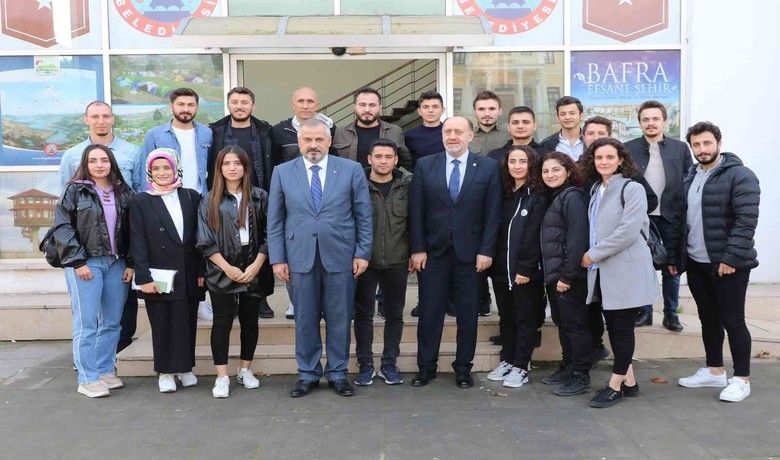 Başkan Kılıç’tan POMEMsınavını kazanan gençlere tebrik - Bafra Belediye Başkanı Hamit Kılıç, Akademi Hazırlık Kursları kapsamında Polis Meslek Eğitim Merkezi (POMEM) sınavını kazanan öğrencilerle düzenlenen kahvaltı programında bir araya gelerek tebrik etti.