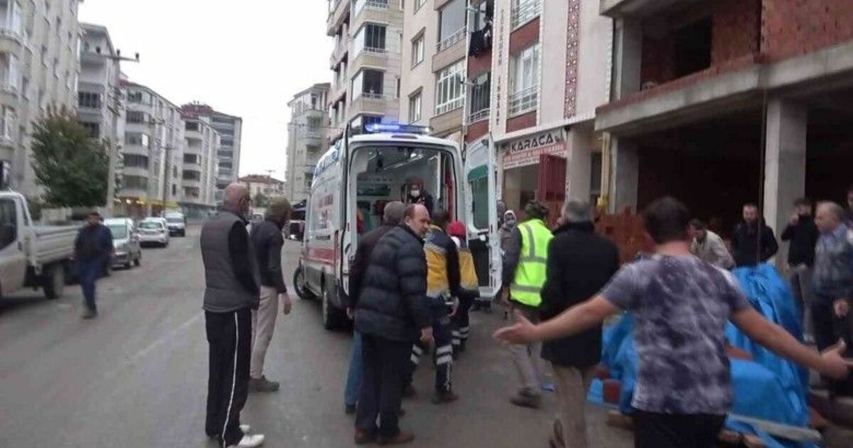 Bafra'da iş kazası: Oğlunun gözleri önünde inşaattan düştü!