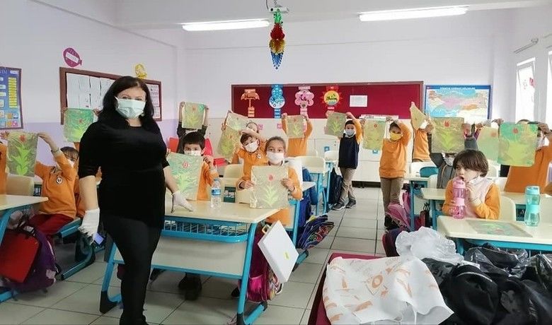 Çocuklar ‘ebru’yu sevdi - Samsun Bafra Cumhuriyet İlkokulunda sınıf öğretmeni Şerife Durmaz tarafından düzenlenen etkinlikte “ebru sanatı” veli ve çocukların ilgi odağı oldu.