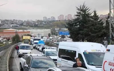 Tır ile kamyon çarpıştı, trafik felç oldu
