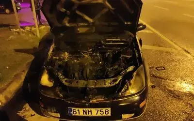 Seyir halindeki otomobil alev topuna döndü
