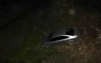 Otomobil dere yatağına uçtu: 2 yaralı
