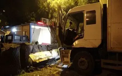 Tekstil yüklü kamyon polis uygulama noktasına daldı
