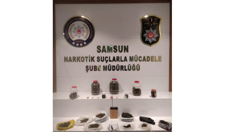 Samsun’da 2,8 kilo esrar ele geçirildi: 3 gözaltı
 - Samsun’da polis tarafından yapılan operasyonda 2,8 kilo esrar ile birlikte çeşitli uyuşturucu maddeler ele geçirildi, 3 kişi gözaltına alındı.
