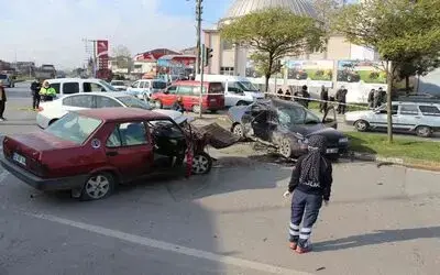 Samsun’da 3 otomobil birbirine girdi: 1 ölü, 3 yaralı
