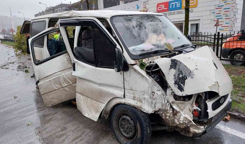 Yağmurdan kayan minibüs direğe ve ağaca çarptı
 - Samsun’da yağmurdan dolayı kayarak yoldan çıkan minibüs refüjdeki aydınlatma direği ile ağaca çarptı.