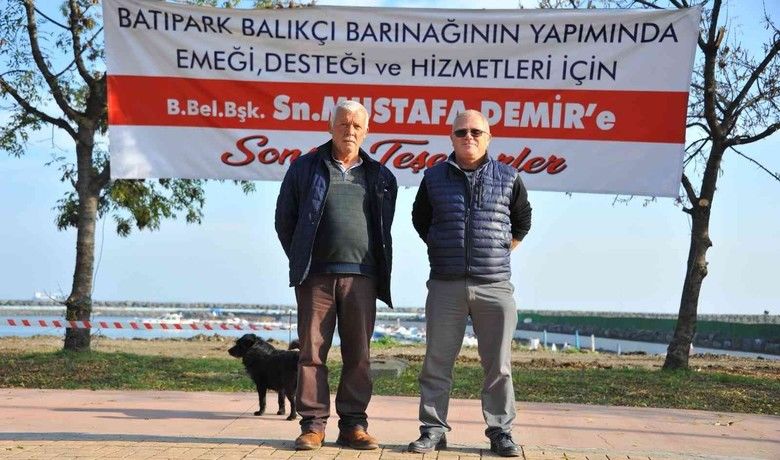 Olta balıkçılarından BaşkanDemir’e pankartlı teşekkür - Samsun Büyükşehir Belediyesi Baruthane mevkisindeki balıkçı barınağının alt ve üst yapı yatırımlarını yapıyor. Çalışmaların tamamlanmasıyla nezih ve güvenli bir hale gelecek barınaktaki çalışmalar nedeniyle Batı Park Amatör Olta Balıkçıları ve Su Sporları Derneği üyeleri Başkan Mustafa Demir’e teşekkür etti.