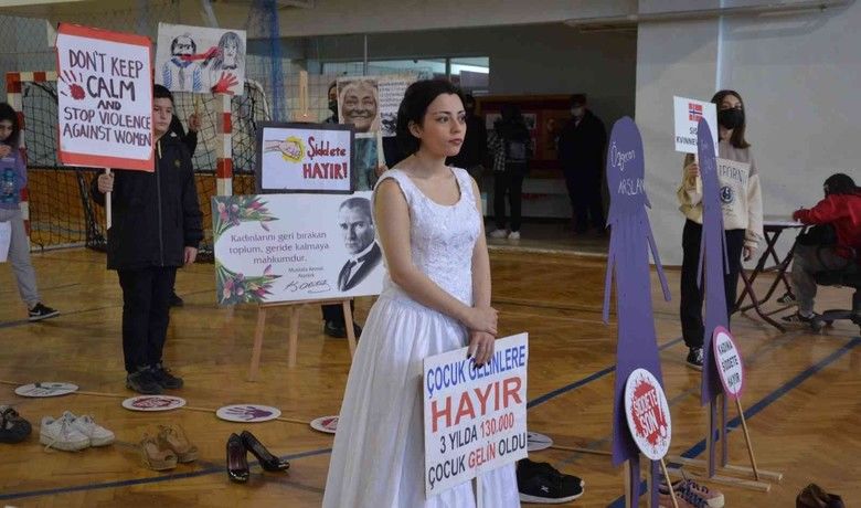 Bafra Anadolu Lisesi öğrencilerinden"Kadına şiddete hayır" etkinliği - Bafra Anadolu Lisesi öğrencileri, "25 Kasım Kadına Yönelik Şiddete Karşı Uluslararası Mücadele Günü" dolayısıyla okulun spor salonunda etkinlik düzenledi.