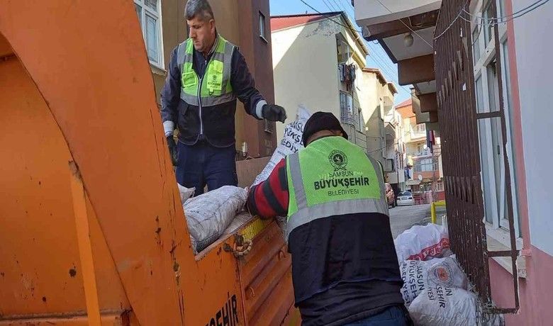 920 aileye 460 ton yakacak yardımı
 - Samsun Büyükşehir Belediyesi Sosyal Hizmetler Daire Başkanlığı soğuk kış günleri öncesinde ihtiyaç sahibi ailelere yardım elini uzattı. 920 aileye 460 ton yakacak yardımı yapıldı. Başkan Mustafa Demir, "Büyükşehir Belediyesi olarak her zaman olduğu gibi yaklaşan kara kışta da vatandaşlarımızın yanındayız” dedi.