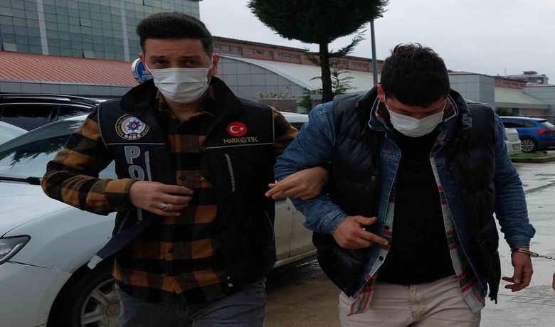 Samsun’da bir kişiaraç içinde uyuşturucuyla yakalandı - Samsun’da bir kişi narkotik polisinin takibi sonucu araç içinde uyuşturucuyla yakalandı.