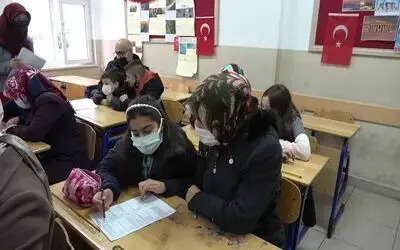 Öğrenciler ve veliler aynı sırada sınava girdi
