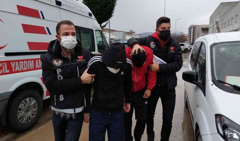 Samsun’da 4 kilo bonzai ele geçirildi: 4 gözaltı
 - Samsun’da narkotik polisinin takibi sonucu 4 kilo 90 gram bonzai ile yakalanan 4 kişi gözaltına alındı.