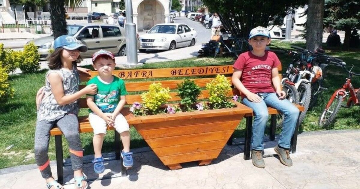 Bafra’nın kent mobilyaları belediye atölyesinde üretiliyor
