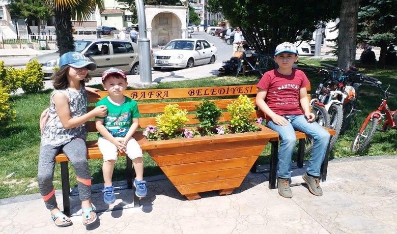 Bafra’nın kent mobilyalarıbelediye atölyesinde üretiliyor - Bafra Belediye Başkanı Hamit Kılıç’ın göreve gelmesiyle birlikte kamu kaynaklarını idareli kullanarak bütçesini korumayı hedefleyen belediye, kendi atölyesinde ve kendi ekipleri tarafından üretilen kent mobilyalarını ilçenin pek çok alanında kullanmaya devam ediyor.