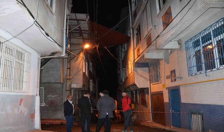 Samsun’da fırtınadan uçan çatı2 apartmanın arasında kaldı - SAMSUN (İHA) – Samsun’da yaşanan fırtınada bir apartmandan uçan çatı, 2 apartmanın arasında kaldı.