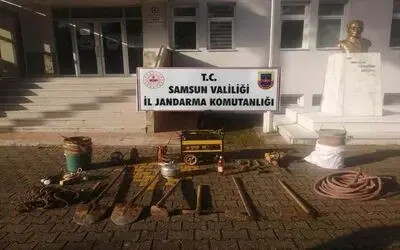 Define ararken kazdıkları kuyuda jandarmaya yakalandılar
