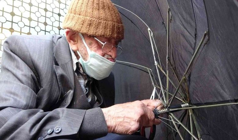92 yaşındaki şemsiye tamircisinin azmi
 - Samsun’da çalışma azmiyle takdir toplayan 92 yaşındaki şemsiye tamircisi dur durak bilmiyor.
