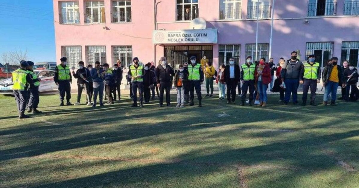 Jandarmadan özel öğrencilere gül
