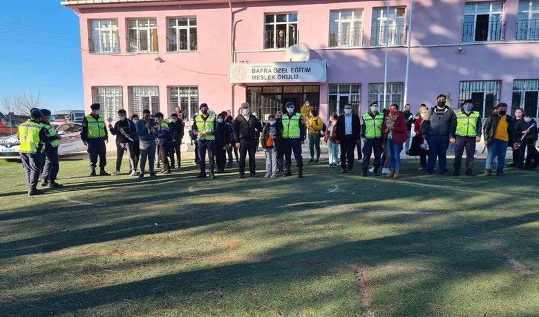 Jandarmadan özel öğrencilere gül
 - Samsun Bafra İlçe Jandarma Komutanlığı Jandarma Trafik Timleri tarafından Köseli Özel Eğitim Meslek Okulunda eğitim gören öğrencilere "3 Kasım Dünya Engelliler Günü” kapsamında gül dağıtıldı.