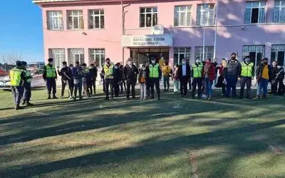 Jandarmadan özel öğrencilere gül
