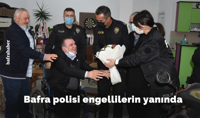 Bafra polisi engellilerin yanında