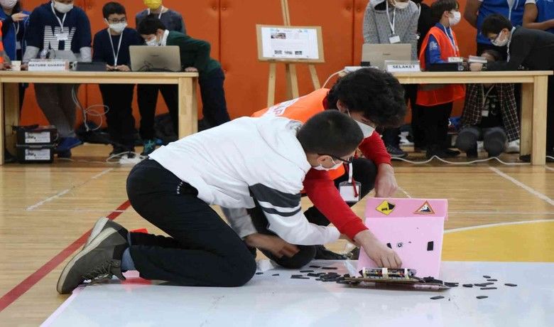 Ortaokul öğrencilerinin robotlarıbilim şenliğinde yarıştı - SAMSUN (İHA) – Samsun’da ortaokul öğrencilerinin yaptığı robotlar, Robotik Kodlama Bilim Şenliği’nde birbirleriyle yarıştı.