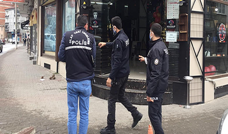 Sözlü Tartışma Bıçaklı KavgayaDöndü 1’i Ağır 2 Yaralı - Samsun'un Bafra ilçesinde 'yere tükürme' meselesi yüzünden çıkan kavgada 2 kişi bıçakla yaralandı.