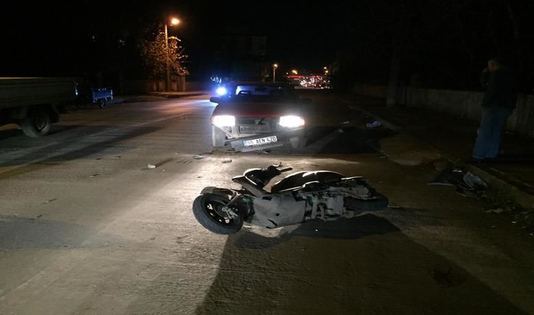 Ters Yöne Giren Araç Motosiklete Çarptı: 1 Yaralı - Samsun’un Bafra ilçesinde meydana gelen kazada ters yönde ilerleyen otomobil motosiklete çarptı.