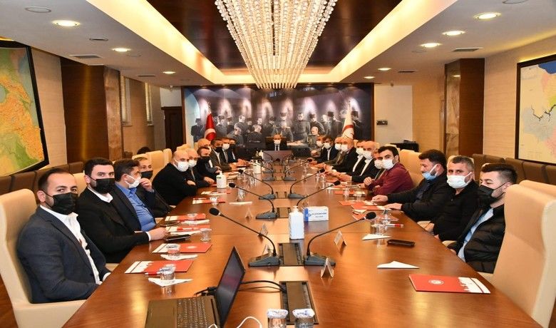 Vali Dağlı: “Piyasaya unarzında endişeye gerek yok” - Son dönemde un fiyatlarında yaşanan fiyat artışları ve bu konuda atılacak adımların görüşüldüğü değerlendirme toplantısında konuşan Samsun Valisi Doç. Dr. Zülkif Dağlı, “Piyasaya un arzı konusunda herhangi bir endişeye gerek olmadığını açıkça söyleyebilirim” dedi.