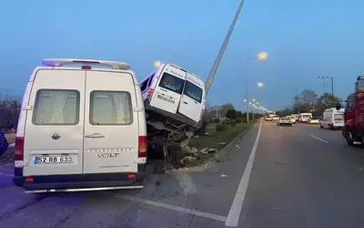 Samsun’da iki minibüsün çarpıştığı kazada ilginç görüntü
