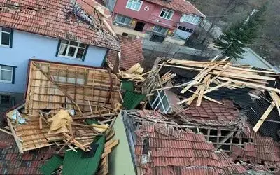 Samsun’da fırtına çatıları uçurdu
