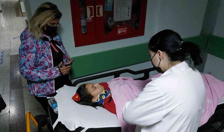 Samsun’da okula giden öğrencileremotosiklet çarptı: 2 yaralı - Samsun’da okula giden ortaokul 5. sınıf öğrencilerine motosikletin çarpıp kaçması sonucu meydana gelen kazada 10 yaşındaki iki kız öğrenci yaralanarak hastanelik oldu.