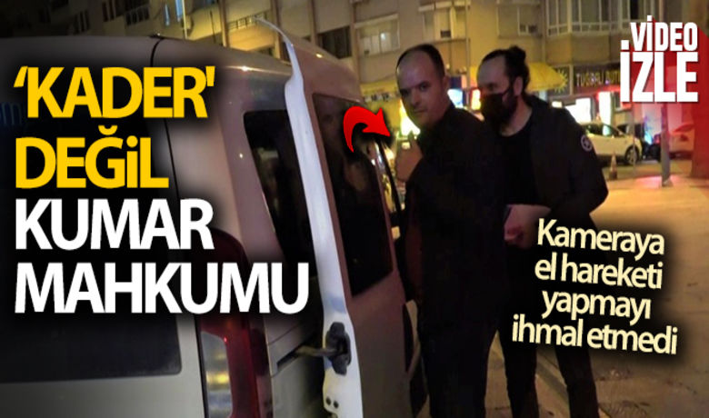 'Kader' değil, kumar mahkumu - Denizli’de bir iş hanının 5.'ci katında faaliyet gösteren Kader Mahkumları Derneği'ne yapılan baskında, kumar oynarken suçüstü yakalanan 11 şüpheliye 30 bin TL para cezası uygulandı. Gayet rahat tavırlar sergileyen şüphelilerden biri, ekip otosuna bindirileceği sırada gülerek kameraya el hareketi yapmayı ihmal etmedi.