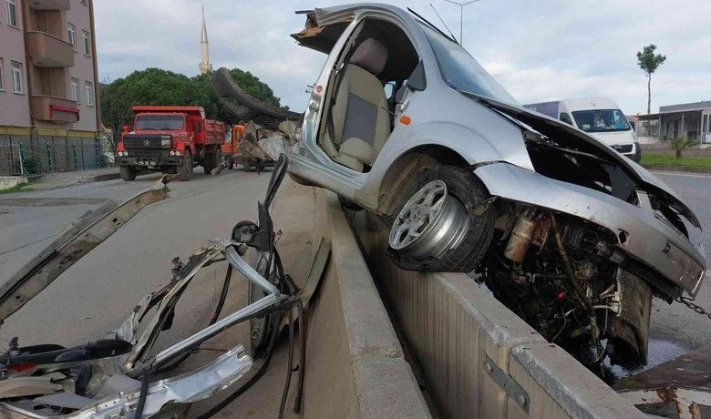 Kadın sürücü paramparça olan araçtan sağ çıktı
 - Samsun’da yoldan çıkan otomobilin karşı şeride geçerek başka bir otomobil ile çarpışması sonucu meydana gelen kazada paramparça olan otomobilin kadın sürücüsü kazayı yaralı olarak atlattı.