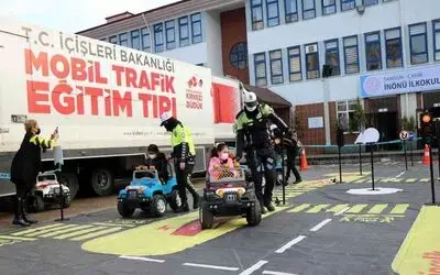 Çocuklar, ’Mobil Trafik Eğitim Tırı’nda kuralları öğrendi

